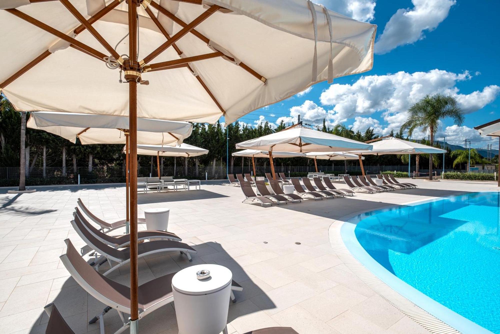Icaro Residence Apartments With A Beautiful Pool SantʼAgata di Militello Buitenkant foto
