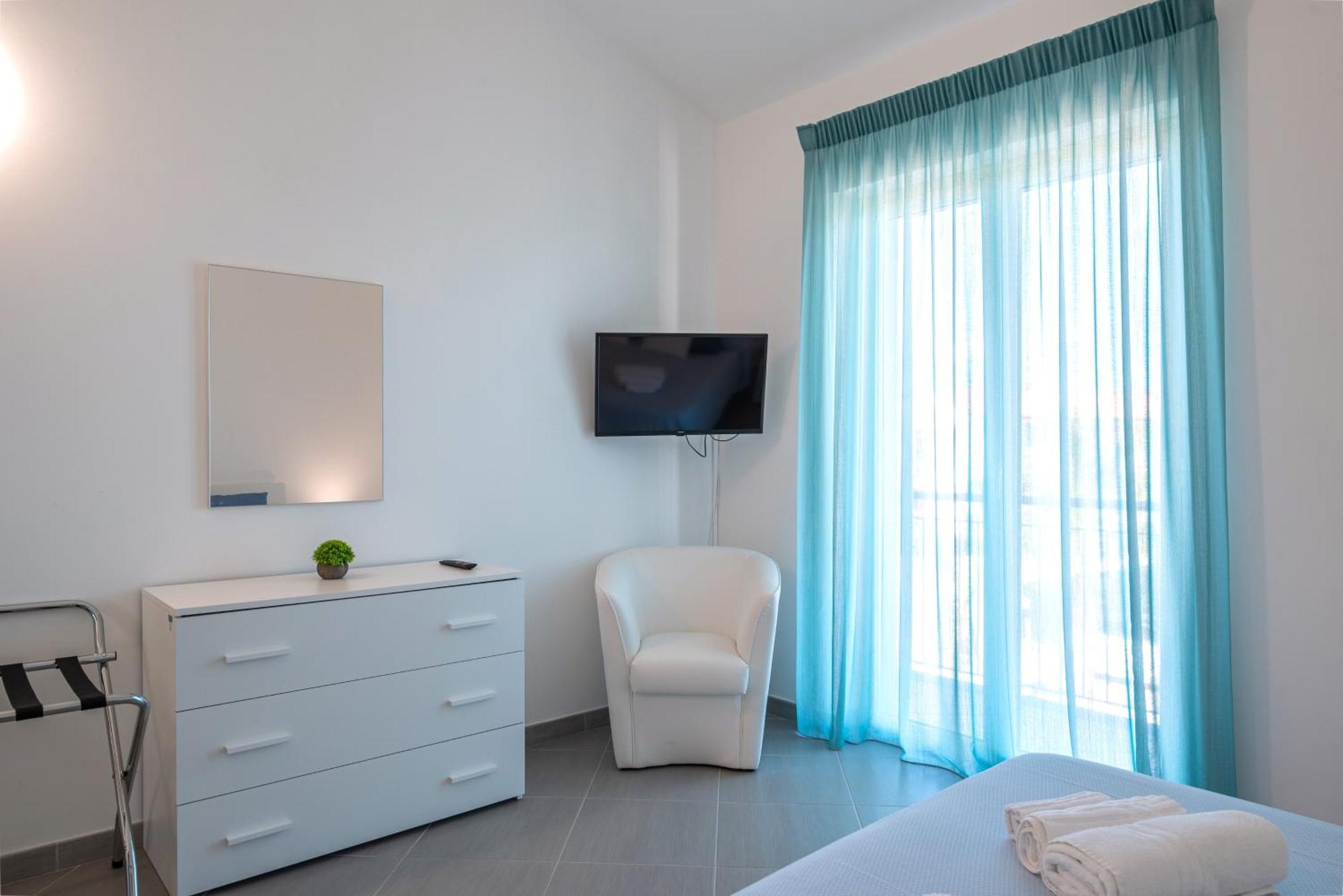 Icaro Residence Apartments With A Beautiful Pool SantʼAgata di Militello Buitenkant foto
