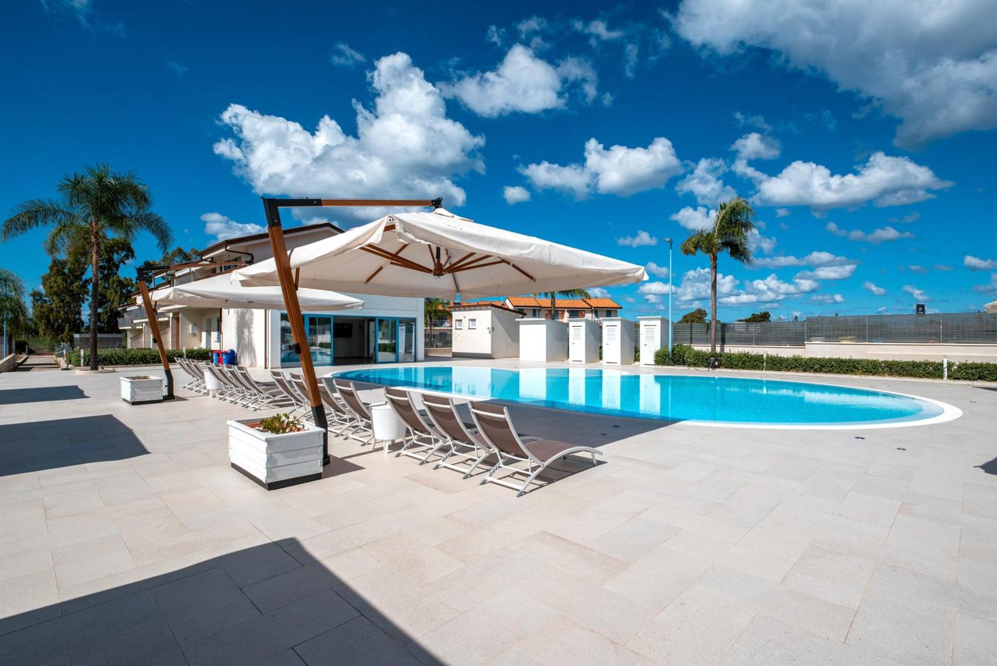 Icaro Residence Apartments With A Beautiful Pool SantʼAgata di Militello Buitenkant foto